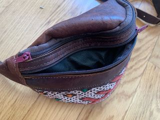 Riñonera artesana cuero étnica