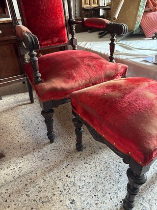 Butacón antiguo de terciopelo y madera