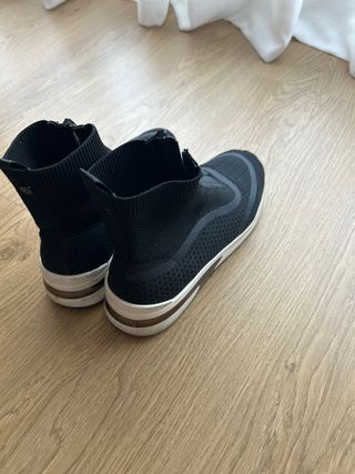 Zapatillas botín negras con cremallera