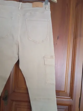 Pantalón cargo beige Stradivarius