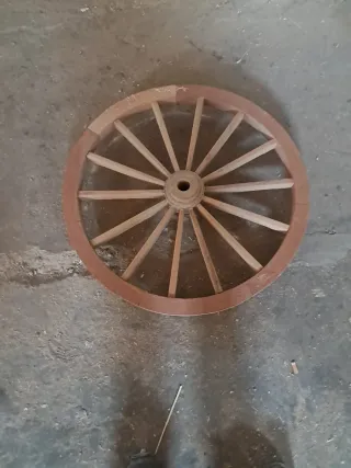 Rueda de carro de madera decorativa