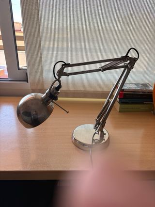 Lámpara de escritorio plateada