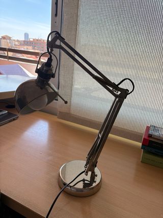 Lámpara de escritorio plateada