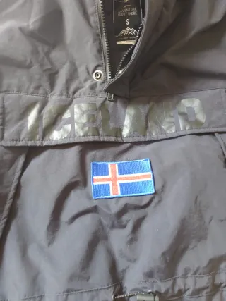 Abrigo Negro Iceland con Bandera