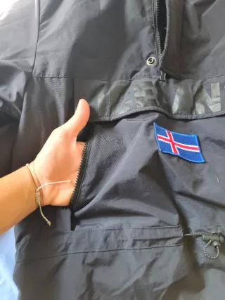 Abrigo Negro Iceland con Bandera