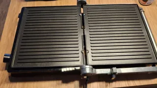 Parrilla eléctrica SilverCrest con placas acanalad