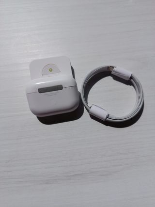 Apple Airpods Pro 2 abiertos, sin usar