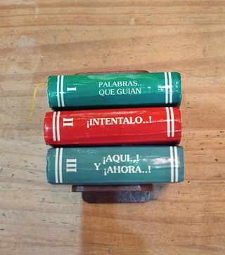 Colección de tres minilibros con soporte de Sairam