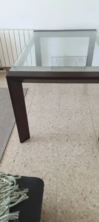 Mesa de comedor de cristal y madera