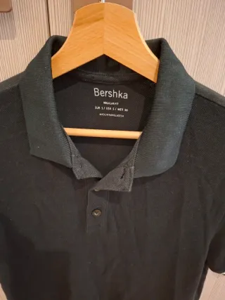Polo Bershka negro talla S