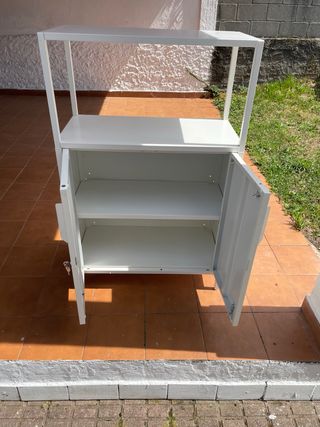 Estantería metálica blanca con puertas