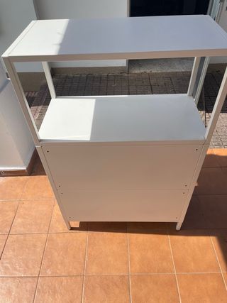 Estantería metálica blanca con puertas