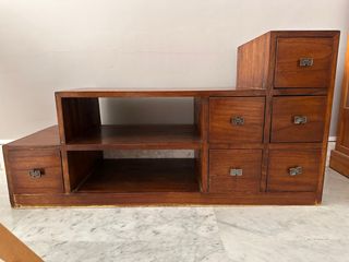 Mueble de madera natural con cajones