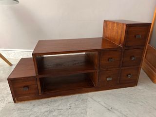 Mueble de madera natural con cajones