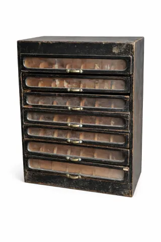 Móvel de Retrosaria com Gavetas