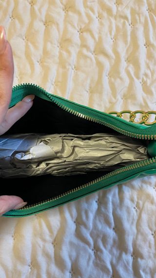 Bolso verde acolchado con cadena dorada