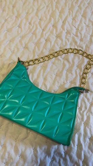 Bolso verde acolchado con cadena dorada
