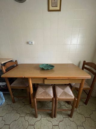 Mesa comedor con 4 sillas y taburetes