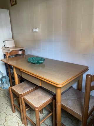 Mesa comedor con 4 sillas y taburetes