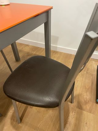 Mesa de cocina naranja con 4 sillas grises