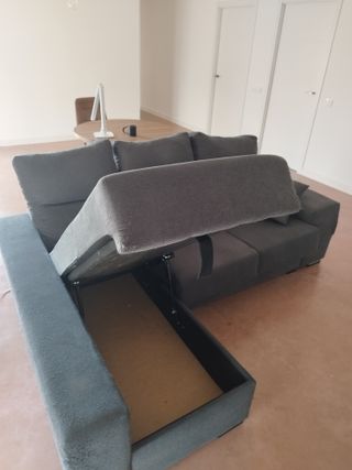 Sofá chaise longue gris oscuro con almacenaje