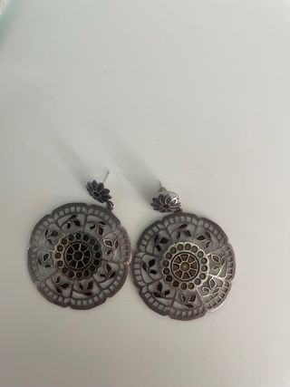Pendientes largos plateados con diseño floral