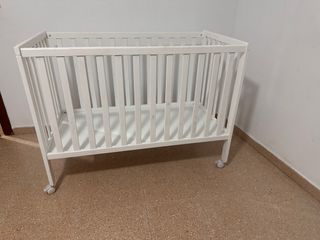 Cuna blanca con ruedas