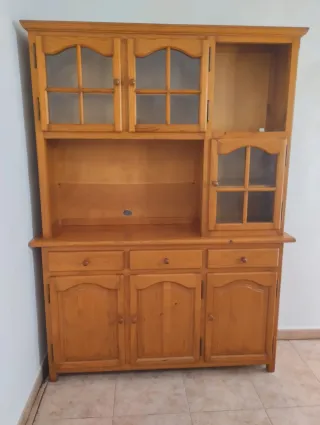 Mueble de madera con vitrina y cajones