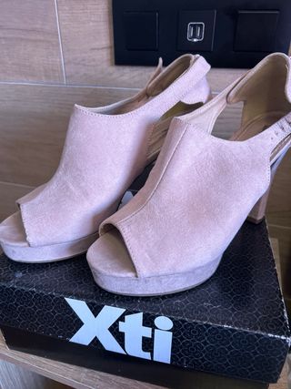 Sandalias de tacón beige y rosa