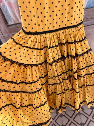 Traje de flamenca amarillo lunares negros