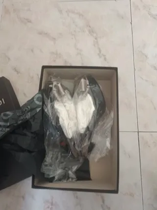 Zapatos de ante negros con lazo dorado talla 37