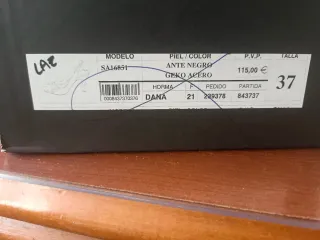 Zapatos de ante negros con lazo dorado talla 37