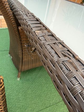 Mesa y sillas de terraza ratán y cristal.