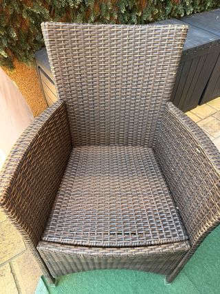 Mesa y sillas de terraza ratán y cristal.