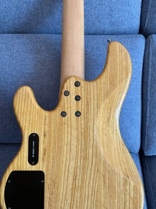 Bajo Ibanez ATK 305 5 cuerdas