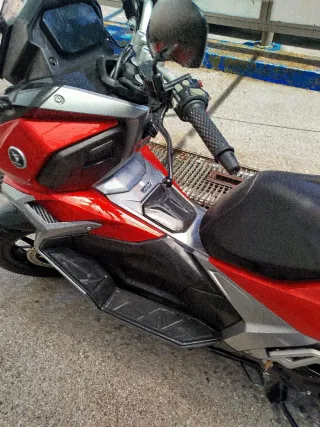 Vogue SR1 ADV Maxi Scooter Automática