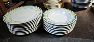 Juego de platos planos y hondos