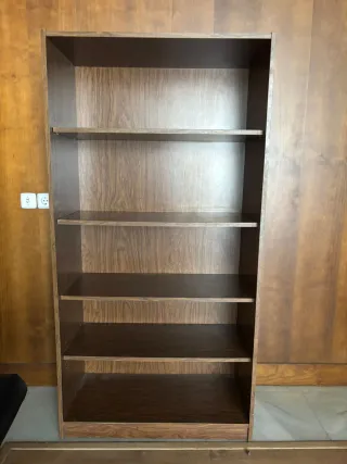 Estantería de madera marrón