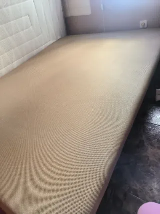 Base tapizada 135x190 cm + 7 patas