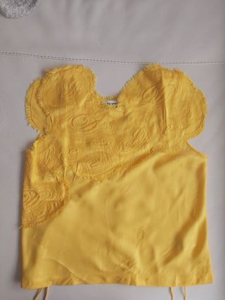 Blusa Desigual bordados satinada amarilla.
