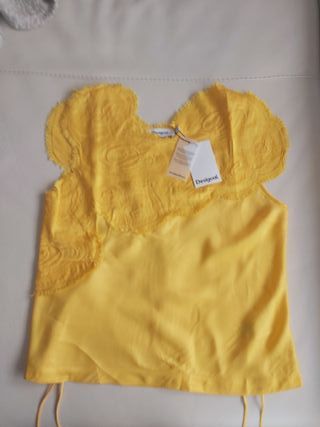 Blusa Desigual bordados satinada amarilla.