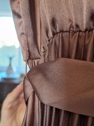 Vestido rosa plisado con lazo