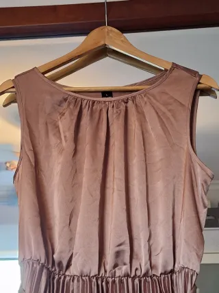 Vestido rosa plisado con lazo