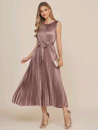 Vestido rosa plisado con lazo