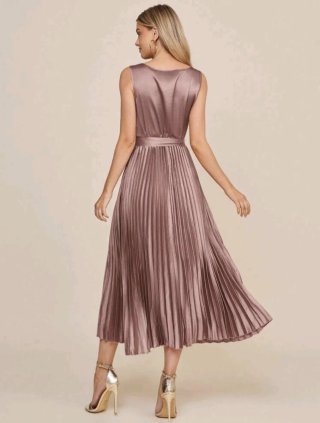 Vestido rosa plisado con lazo