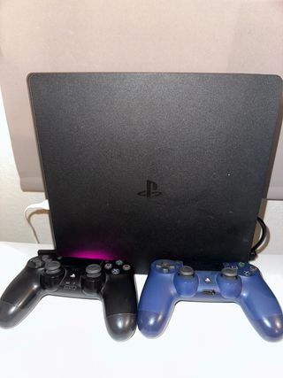 PS4 + 2 mandos + cable carga rápida