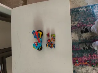 Moto Superthings con 4 figuras