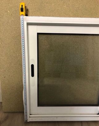 Una ventana corredera con cristal