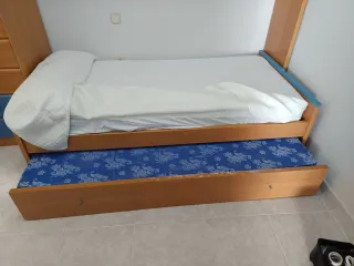 Habitación juvenil con armario y cama