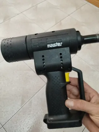 Remachadora Wurth a batería
